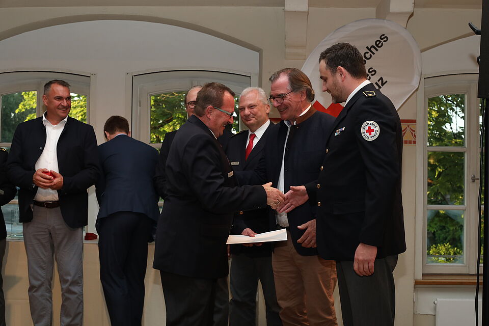 Ehrungsabend-Bayerisches Rotes Kreuz Landshut ehrungsabend-brk-ehrung-jahrzehntelanger-mitglieder