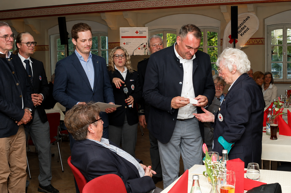 Ehrungsabend-Bayerisches Rotes Kreuz Landshut ehrungsabend-brk-ehrung-langjähriger-mitglieder
